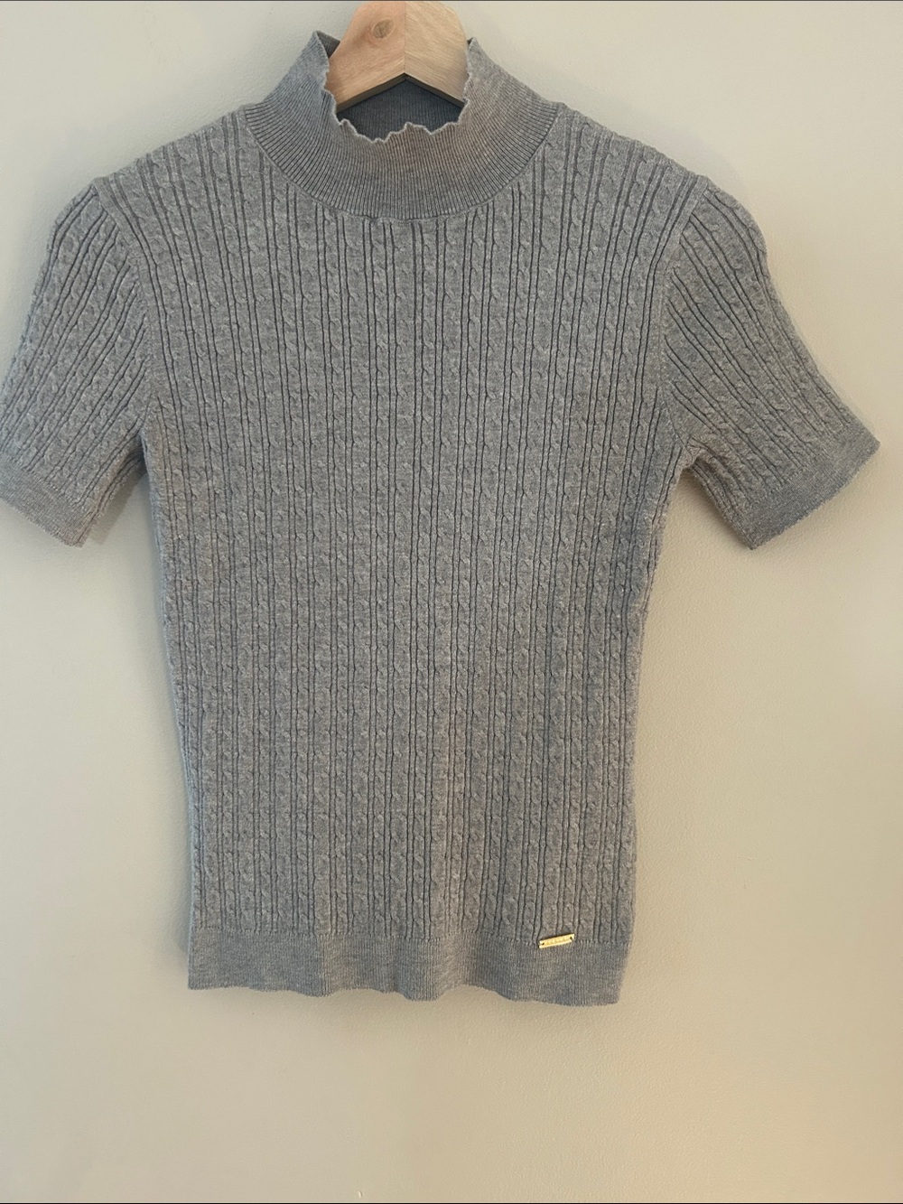 Tahari gray short sleeve top